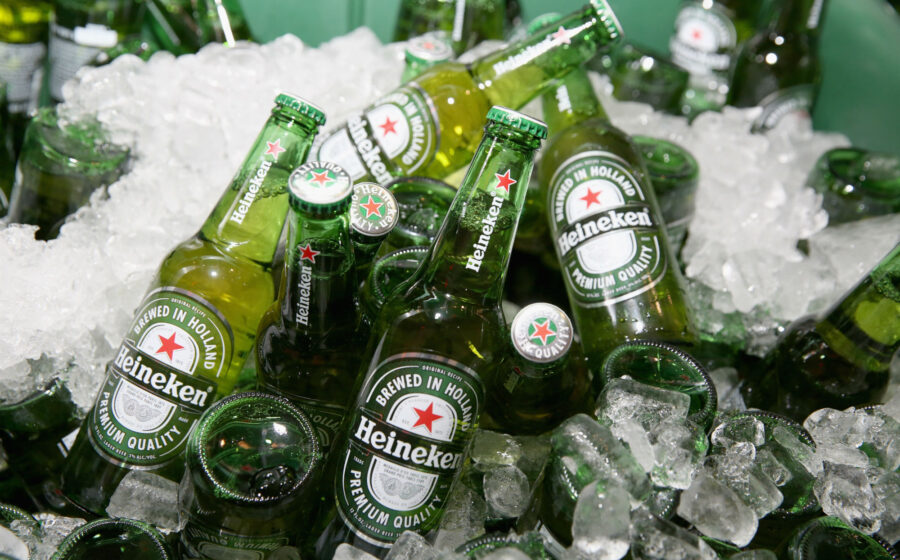 Garrafas de cerveja Heineken e marcas econômicas em gôndola de supermercado brasileiro