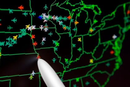 Sistema SMART da FAA monitorando tráfego aéreo com IA em tempo real nos EUA