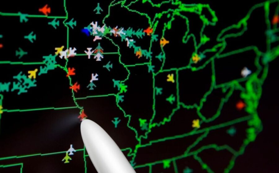 Sistema SMART da FAA monitorando tráfego aéreo com IA em tempo real nos EUA