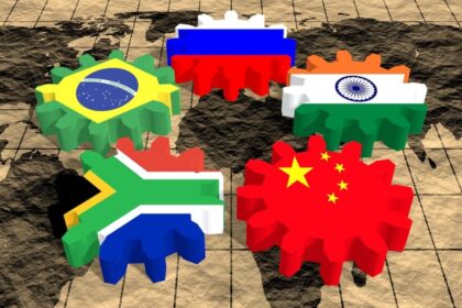 Tabuleiro geopolítico com IA, satélites e bandeiras dos BRICS representando disputa tecnológica 2026
