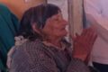 Idosa Maricarmen Abascal, 87 anos, em maca durante despejo em Madrid, Espanha