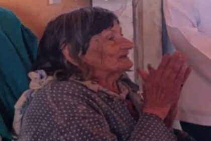 Idosa Maricarmen Abascal, 87 anos, em maca durante despejo em Madrid, Espanha