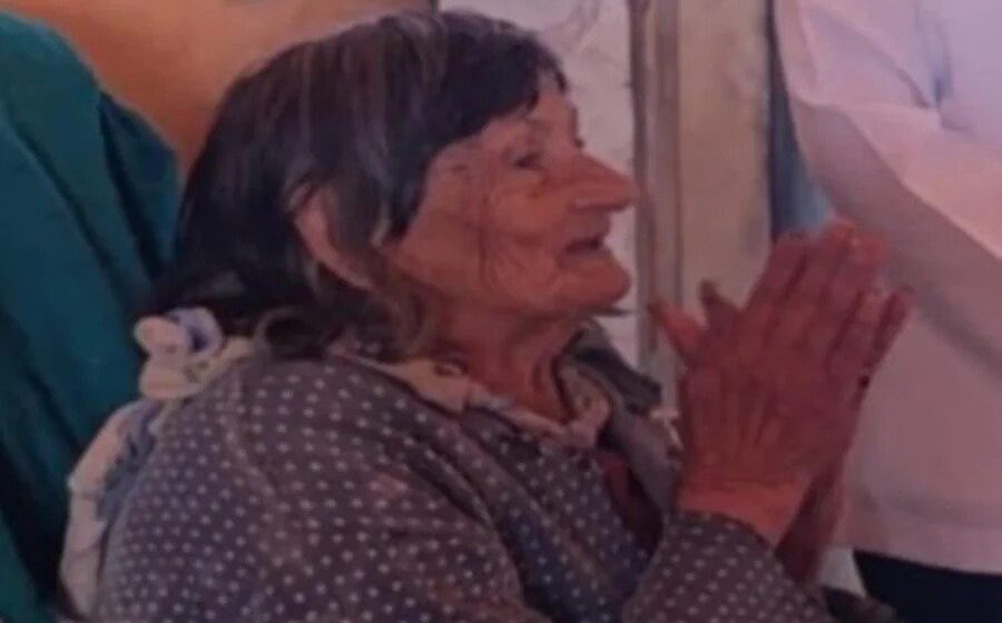 Idosa Maricarmen Abascal, 87 anos, em maca durante despejo em Madrid, Espanha