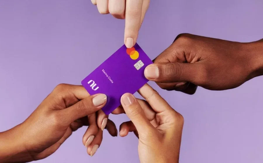Logotipo roxo do Nubank sobre fundo com gráficos de inadimplência em alta e taxa Selic