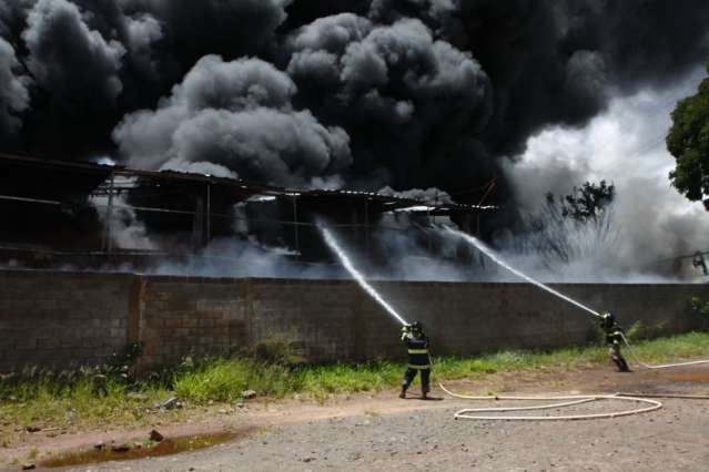 Bombeiros combatendo incêndio na academia do sindicato de segurança em Campo Grande