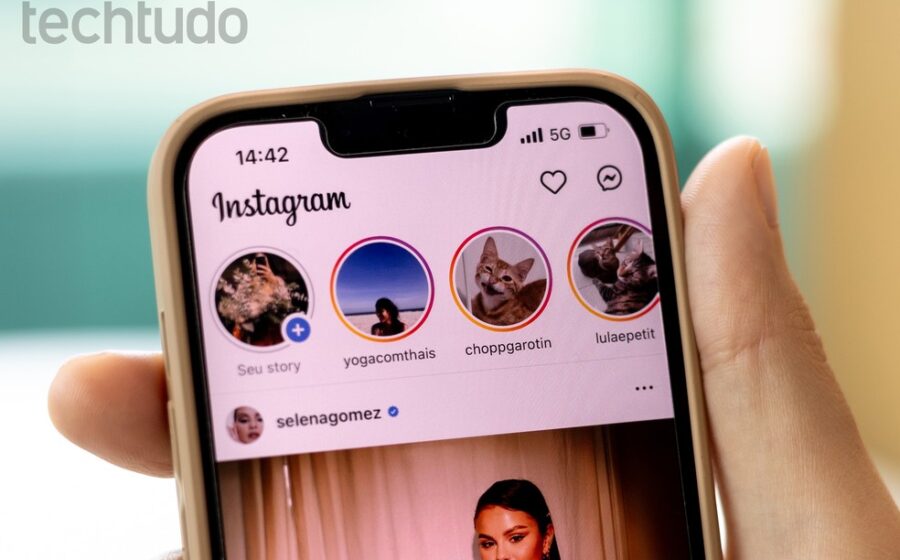 Celular mostrando perfil "Revelando Brasil" no Instagram com aviso de remoção e logo do Caso Master