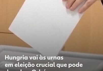Torre de celular congestionada com símbolo de alerta e urna eletrônica ao fundo representando risco de colapso na rede