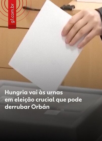Torre de celular congestionada com símbolo de alerta e urna eletrônica ao fundo representando risco de colapso na rede