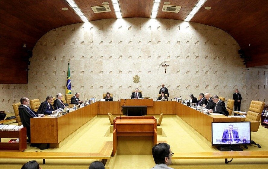 Ministro Cristiano Zanin no STF analisa ação por internet móvel livre 72h antes das eleições