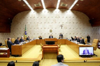 Ministro Cristiano Zanin no STF analisa ação por internet livre 72h antes das eleições