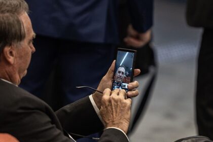 Advogado da União entrega documento ao STF garantindo internet móvel nas eleições