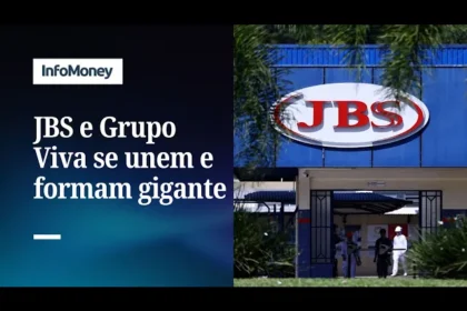 Executivos da JBS e Viva Holding apertam as mãos diante do logotipo JBS Viva, nova gigante global do couro