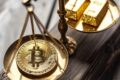 Gráfico comparativo Bitcoin vs ouro com logo JPMorgan mostrando posicionamento defensivo