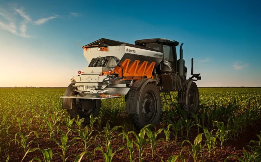 Implemento Jacto 5030 NPK acoplado a pulverizador autopropelido convertido em adubadora de 50m com tanque inox 5000kg