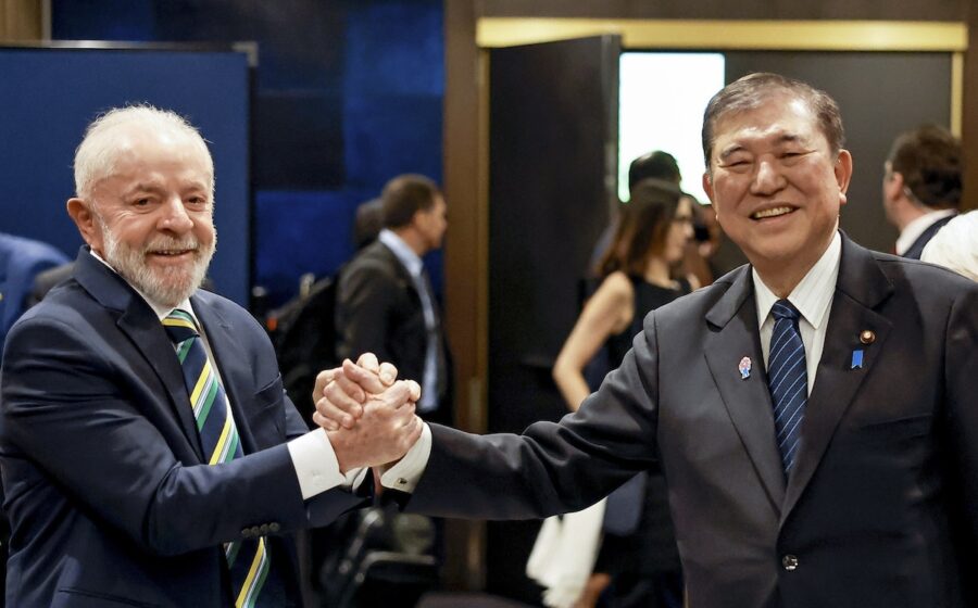 Bandeiras do Japão e Argentina com cortes de carne bovina premium simbolizando acordo comercial histórico