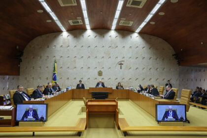 Jatinho particular vinculado a investigados por fraude no INSS usado por Flávio Bolsonaro e Alexandre de Moraes