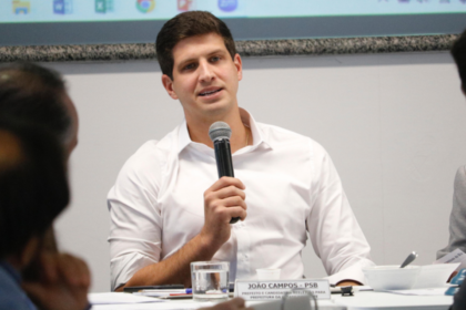 João Campos em sabatina do NE1 na TV Globo, candidato ao governo de Pernambuco 2026