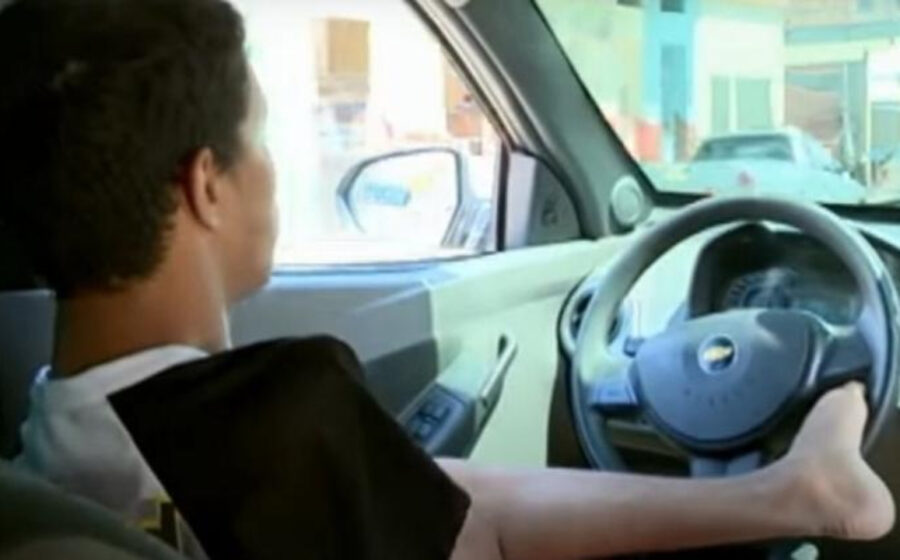Jovem sem braços dirigindo carro adaptado com os pés, conquistando CNH e autonomia