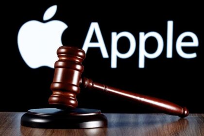 iPhone exibindo ícone do app Casino Roulette com símbolo de proibição judicial sobre fundo de tribunal