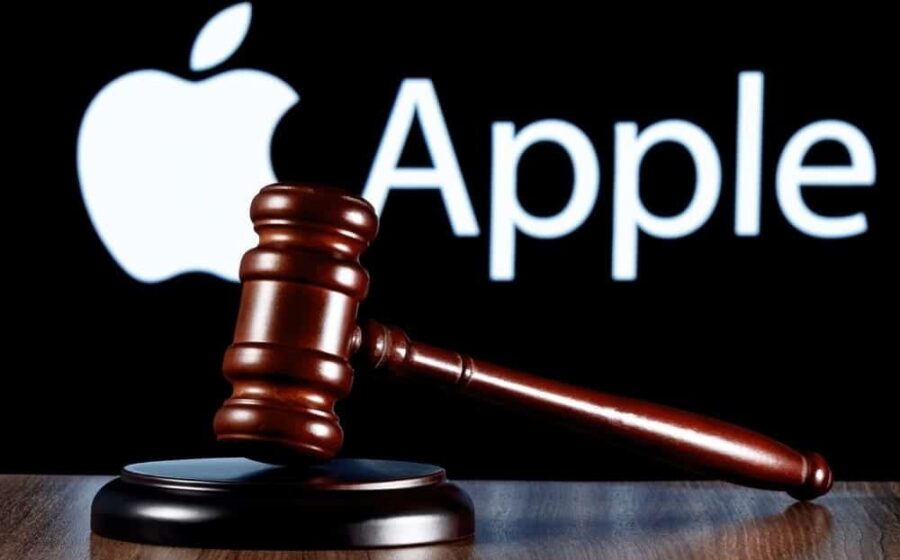iPhone exibindo ícone do app Casino Roulette com símbolo de proibição judicial sobre fundo de tribunal