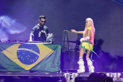 Karol G no palco da turnê Tropitour com estrutura grandiosa e público