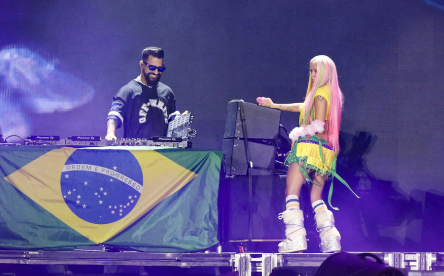 Karol G no palco da turnê Tropitour com estrutura grandiosa e público