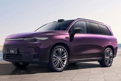 Leapmotor A05 hatch e A10 SUV elétricos lado a lado, lançamento 2027 Brasil