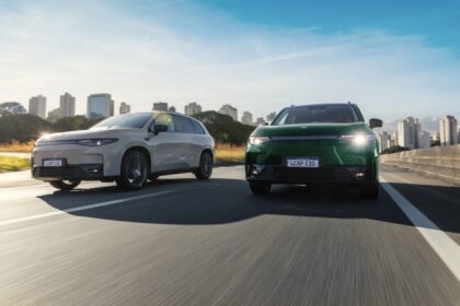Leapmotor A05 hatch e A10 SUV elétricos compactos lado a lado para lançamento no Brasil 2027