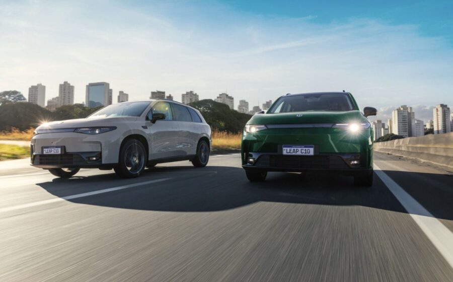 Leapmotor A05 hatch e A10 SUV elétricos compactos lado a lado para lançamento no Brasil 2027