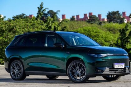 Leapmotor A05 hatch e A10 SUV elétricos lado a lado, lançamento 2027 Brasil