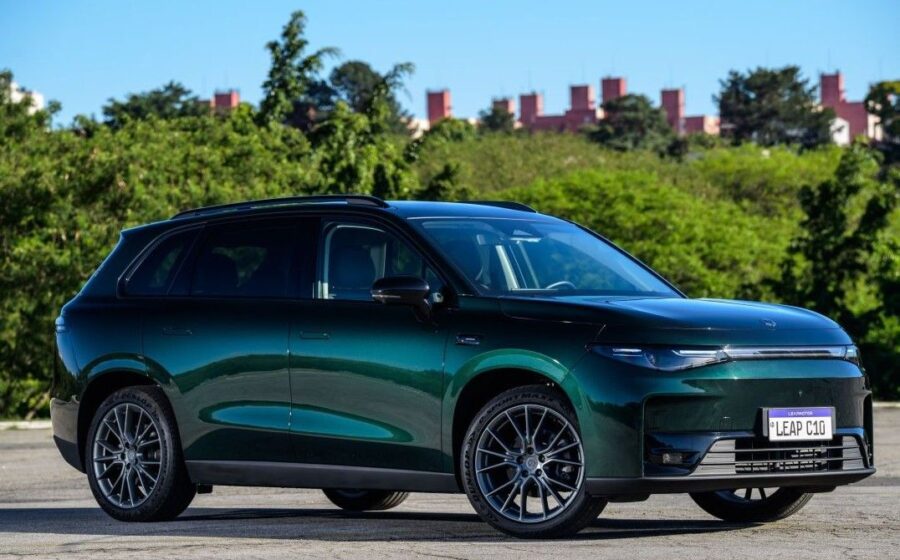 Leapmotor A05 hatch e A10 SUV elétricos lado a lado, lançamento 2027 Brasil