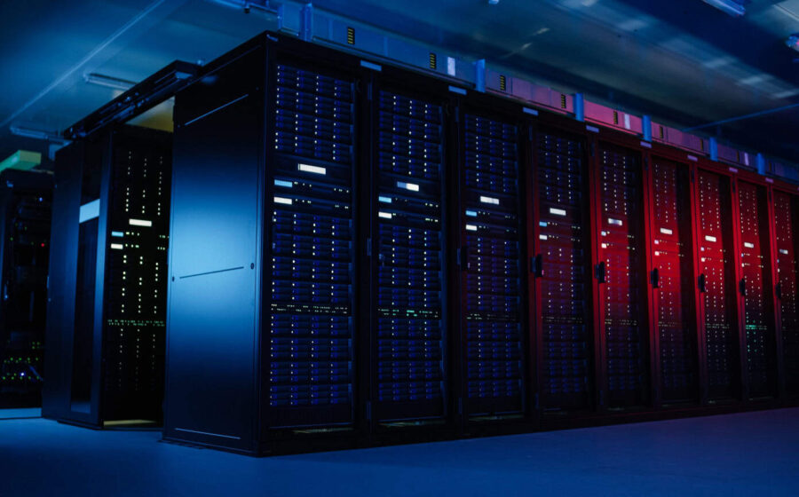 Data center moderno com servidores e cabos, representando investimentos de R$ 565 bilhões ameaçados por apagão energético no Brasil