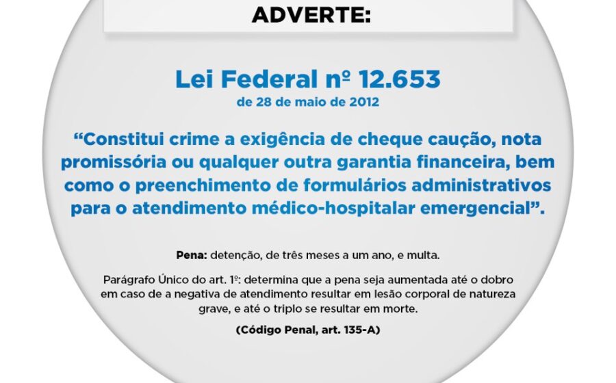 Presidente Lula assina lei de qualidade hospitalar com símbolos de balança e hospital ao fundo