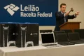 Console PlayStation 5 em leilão da Receita Federal com martelo de juiz e valores em reais