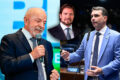 Presidente Lula discursa em púlpito, gesto enfático, acusando Vorcaro de corrupção com dinheiro e orgia