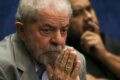 Presidente Lula discursa em evento oficial, gesticulando enquanto faz acusação grave contra Vorcaro sobre corrupção