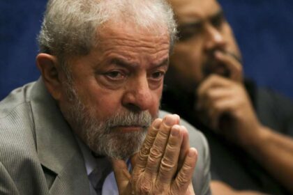 Presidente Lula discursa em evento oficial, gesticulando enquanto faz acusação grave contra Vorcaro sobre corrupção