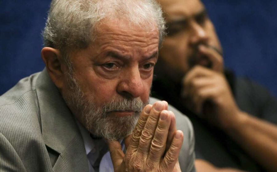 Presidente Lula discursa em evento oficial, gesticulando enquanto faz acusação grave contra Vorcaro sobre corrupção