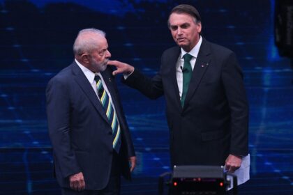 Lula discursa em comício na Praça Tancredo Neves, Florianópolis, sob chuva e tendas, ao lado de Gelson Merisio