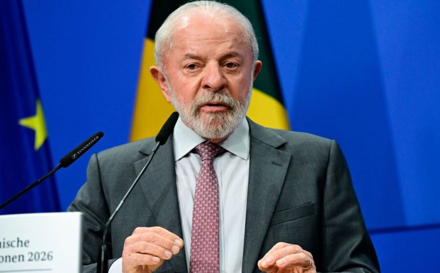 Lula assina sanção do Redata com servidores de data center ao fundo, simbolizando investimento de R$ 5 bi em tecnologia