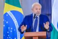 Lula discursa na tribuna da ONU com telão ao fundo exibindo logotipo da Assembleia Geral