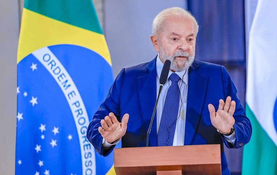 Lula discursa na tribuna da ONU com telão ao fundo exibindo logotipo da Assembleia Geral