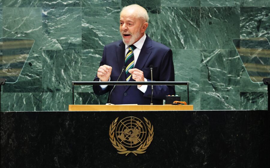 Lula discursa na tribuna da Assembleia Geral da ONU com bandeira do Brasil ao fundo