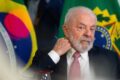 Lula assina medida provisória proibindo apostas online no Brasil com símbolo de proibição sobre logos de bets