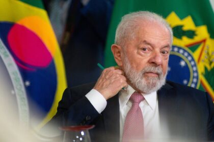 Lula assina medida provisória proibindo apostas online no Brasil com símbolo de proibição sobre logos de bets