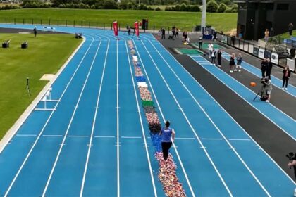 Mãe indiana corre descalça em prova de atletismo com sari arregaçado para ganhar prêmio em dinheiro