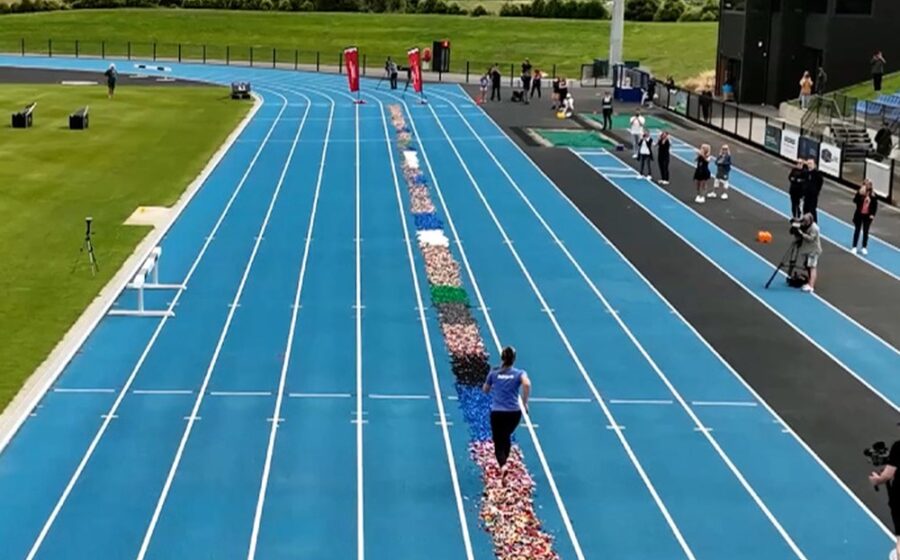 Mãe indiana corre descalça em prova de atletismo com sari arregaçado para ganhar prêmio em dinheiro