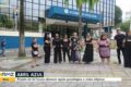 Mãe atípica abraça filho especial em Manaus com prédio da prefeitura ao fundo simbolizando lei sancionada com veto