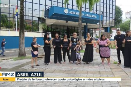 Mãe atípica abraça filho especial em Manaus com prédio da prefeitura ao fundo simbolizando lei sancionada com veto
