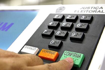 Logotipo da Marabraz sobre balança da justiça com martelo e prints de WhatsApp ao fundo